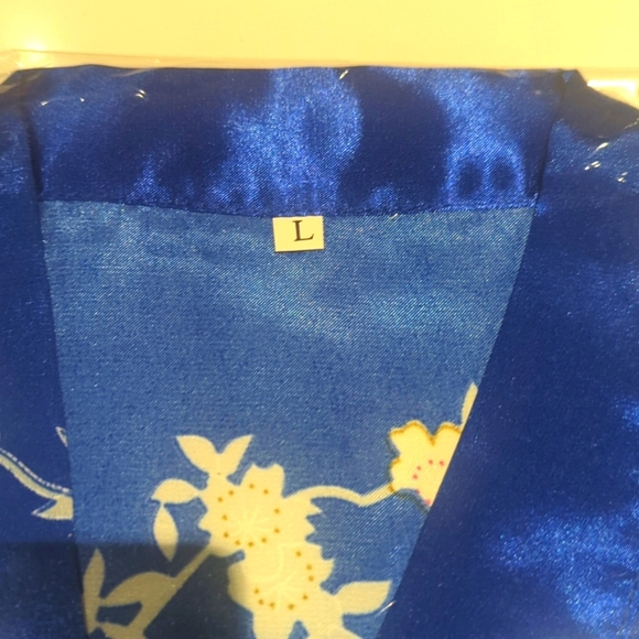 Aibrou Short Floral Blue Kimono Robe Satin With Belt Closure- L NWT - Picture 3 of 3